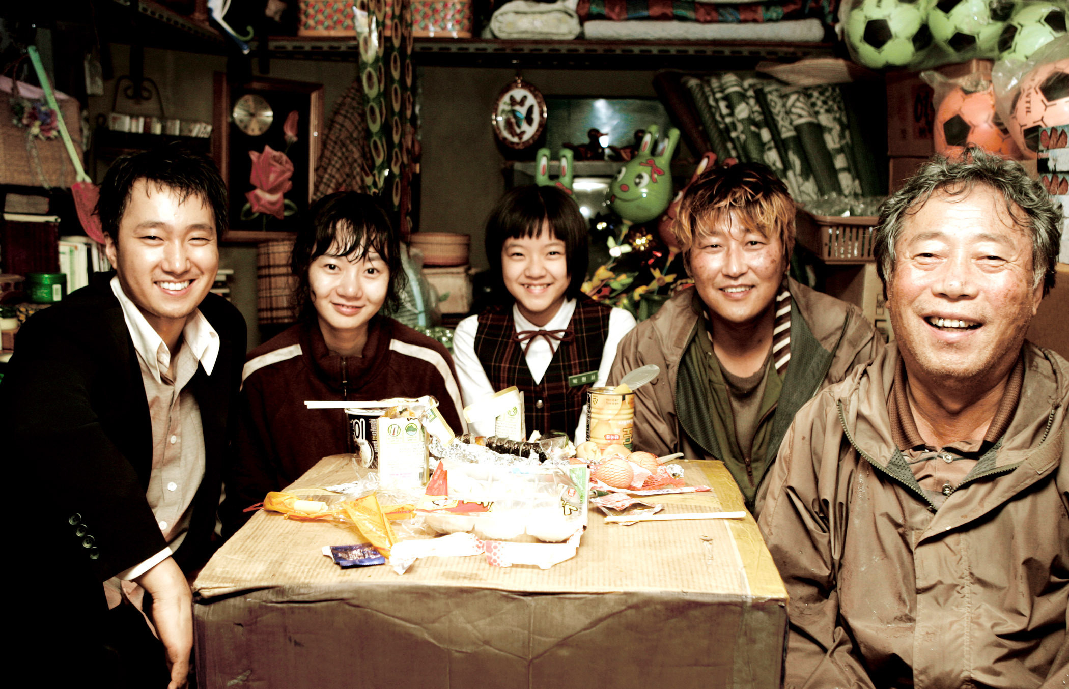 Park Hae-il, Bae Du-na, Ko Ah-sung, Song Kang-ho, and Byeon Hie-bong sit around a table