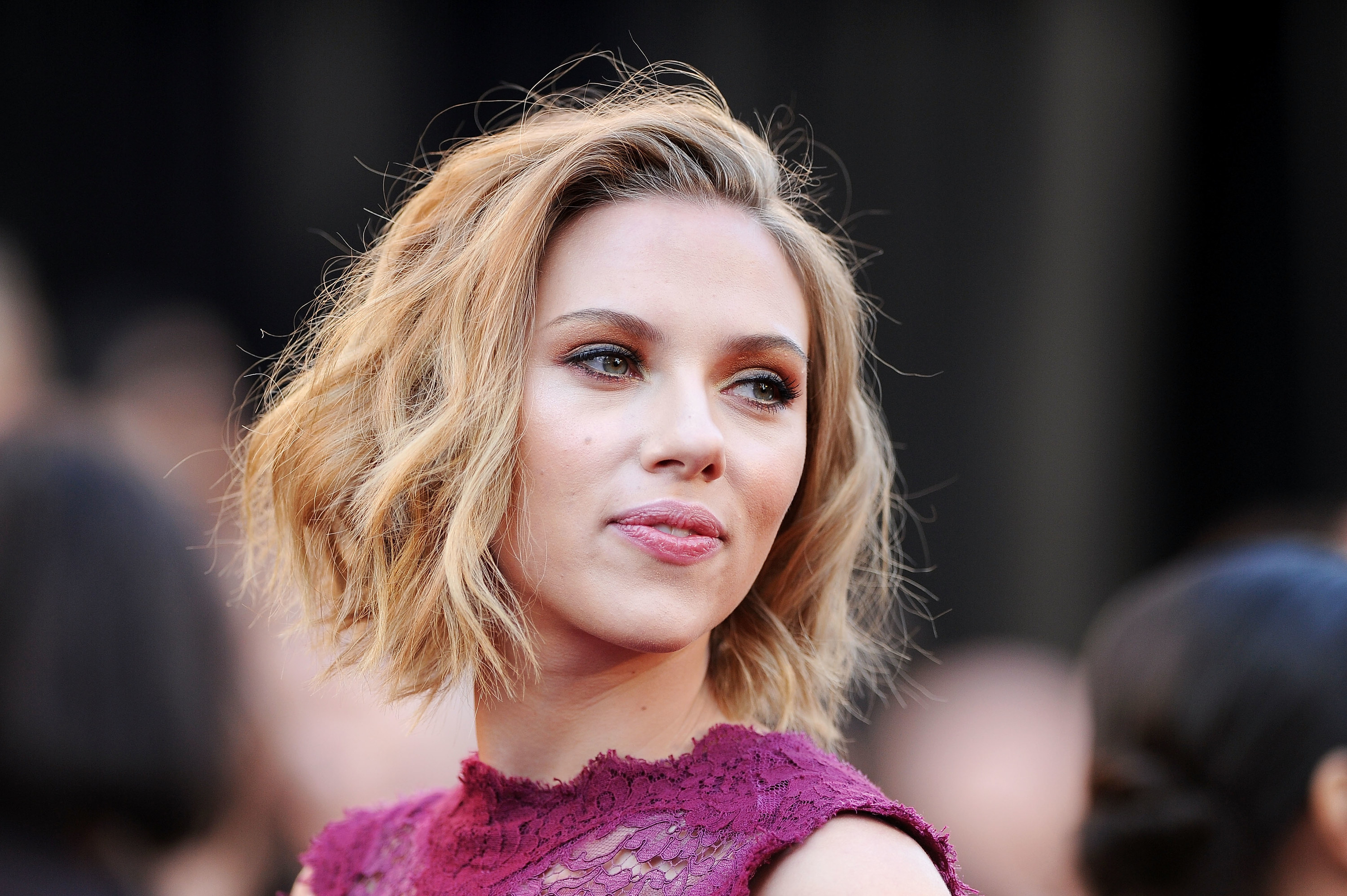 Johansson in a pink dress at the Oscars in 2011