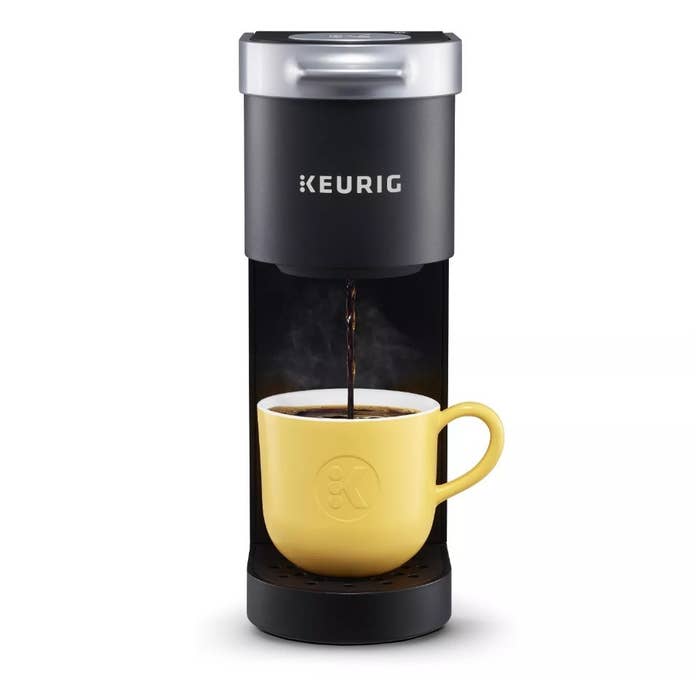 Black Keurig mini with yellow mug 
