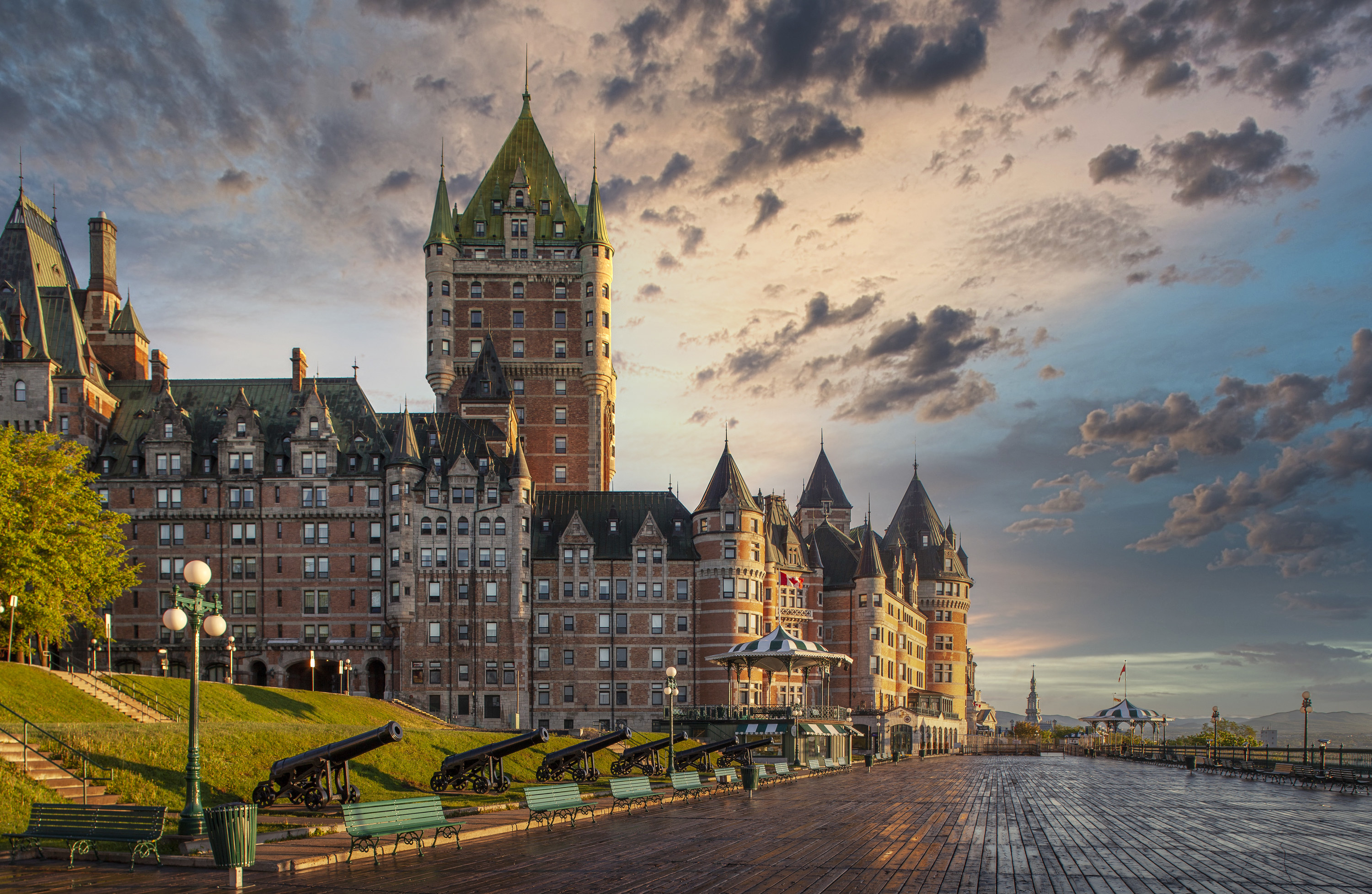 Château Frontenac is set against the backdrop of a darkening bluish-purple sky