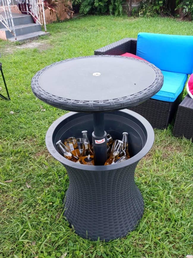 a reviewer's pop up table with drinks in the bottom