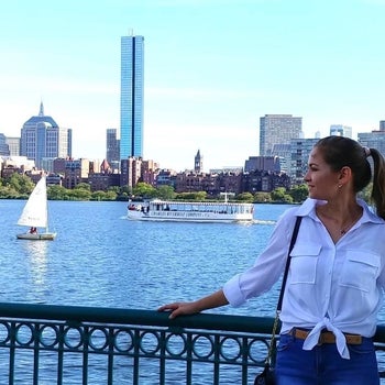 reviewer wearing the white shirt tied with a knot at the front