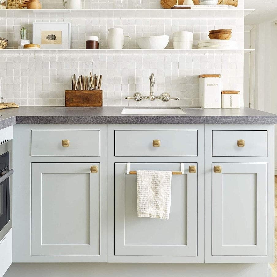A set of kitchen cabinets with the knobs on them 