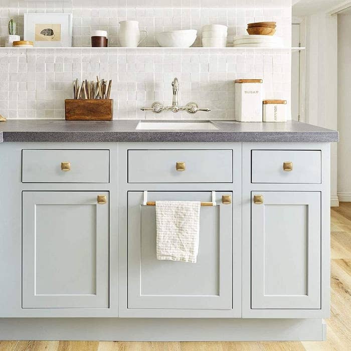 A set of kitchen cabinets with the knobs on them 