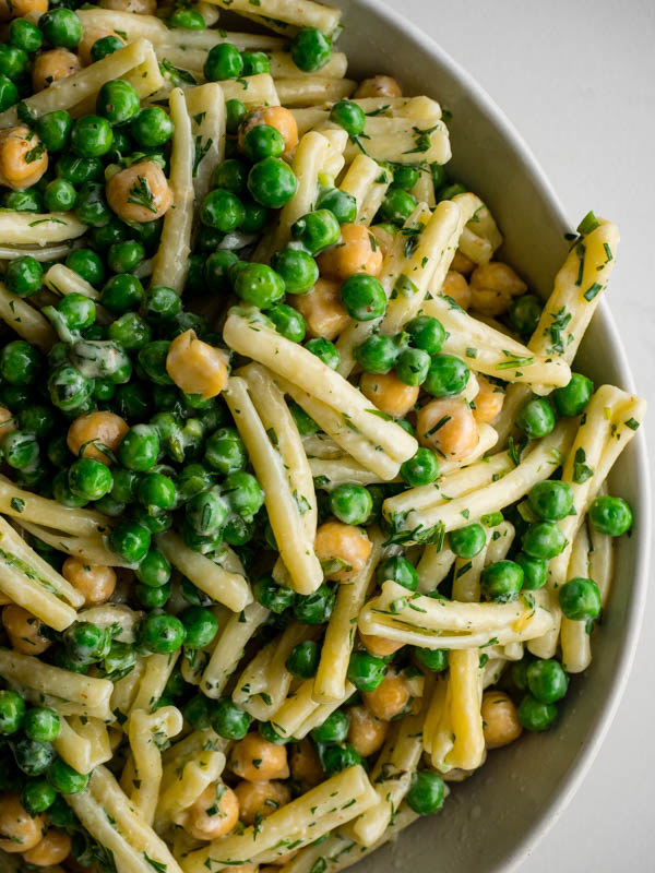 Pasta salad with peas and chickpeas