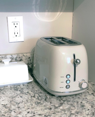 Reviewer&#x27;s toaster in cool, off white 