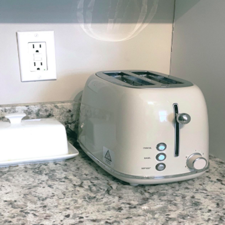 Reviewer's toaster in cool, off white 