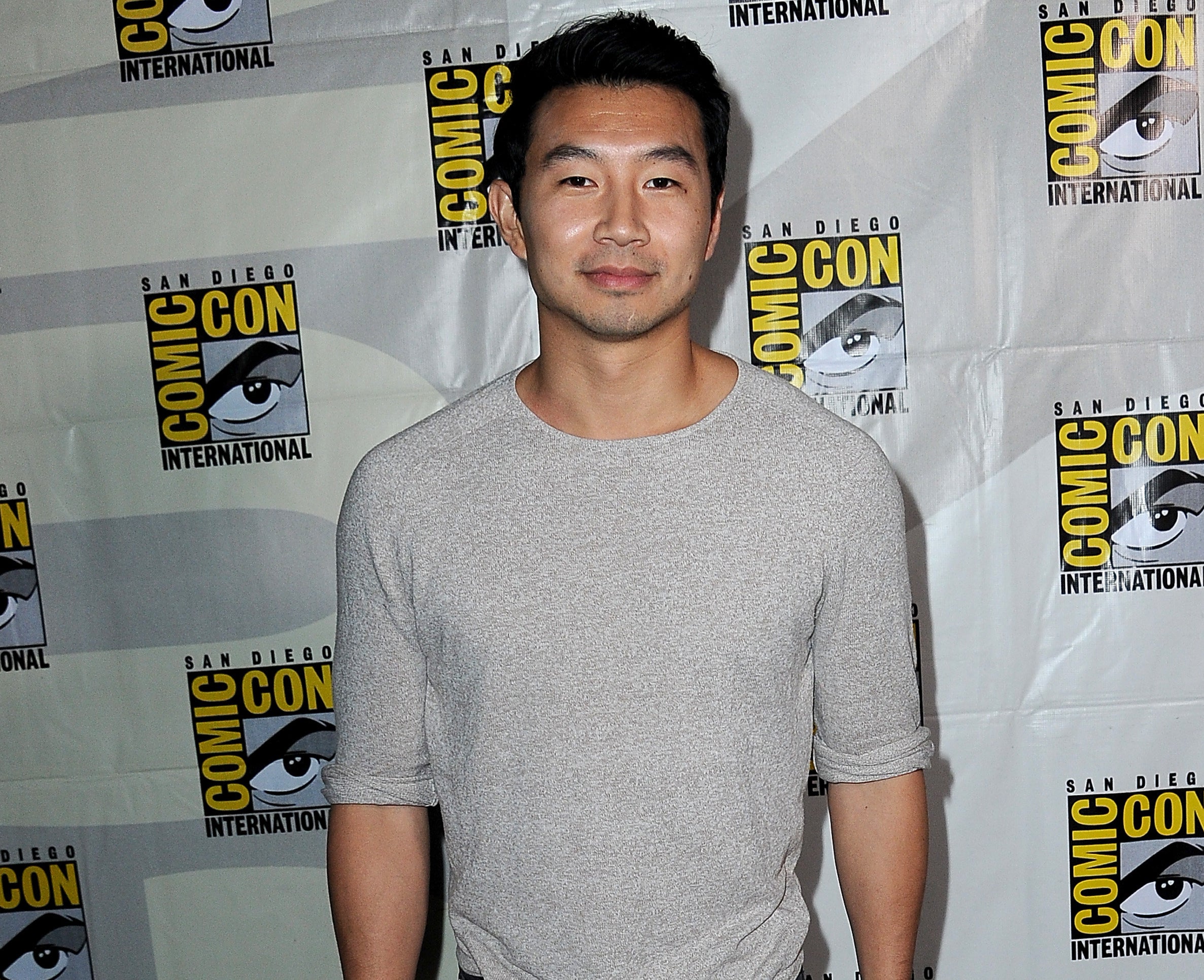 Simu wears a grey long sleeve t-shirt at Comic Con