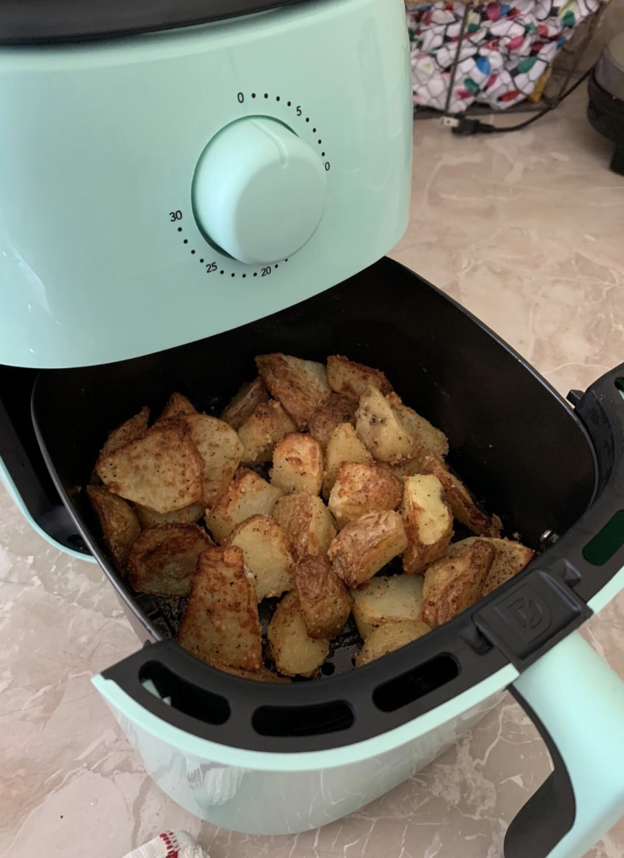 Reviewer image of tater tots in the blue air fryer shelf