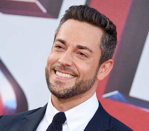 Zachary Levi sorrindo