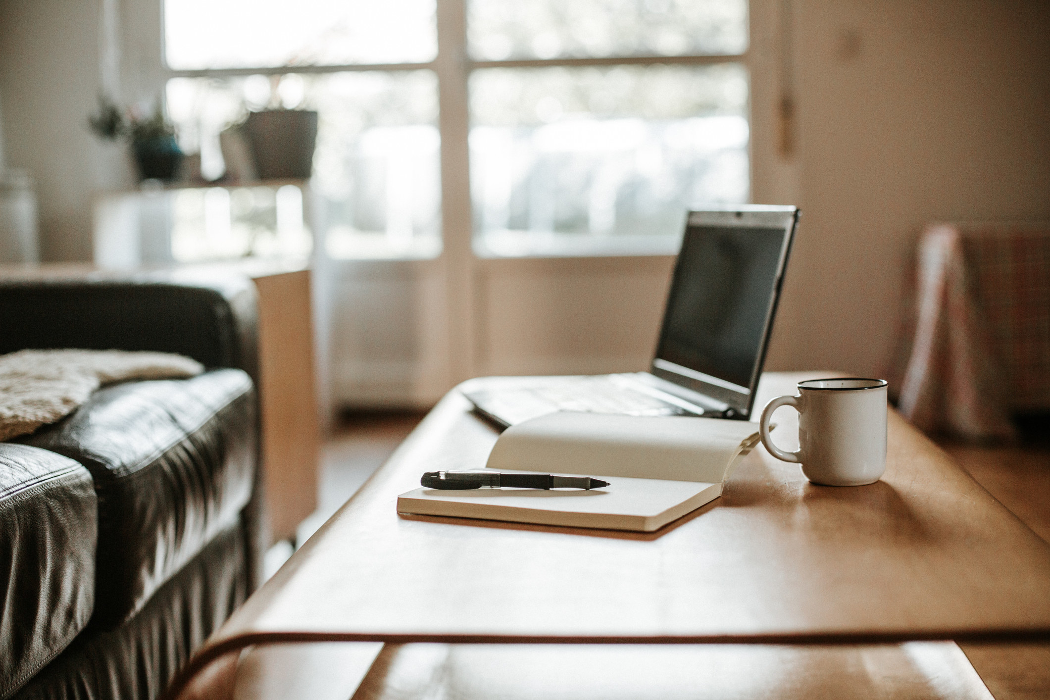 A desk setup at someone&#x27;s home