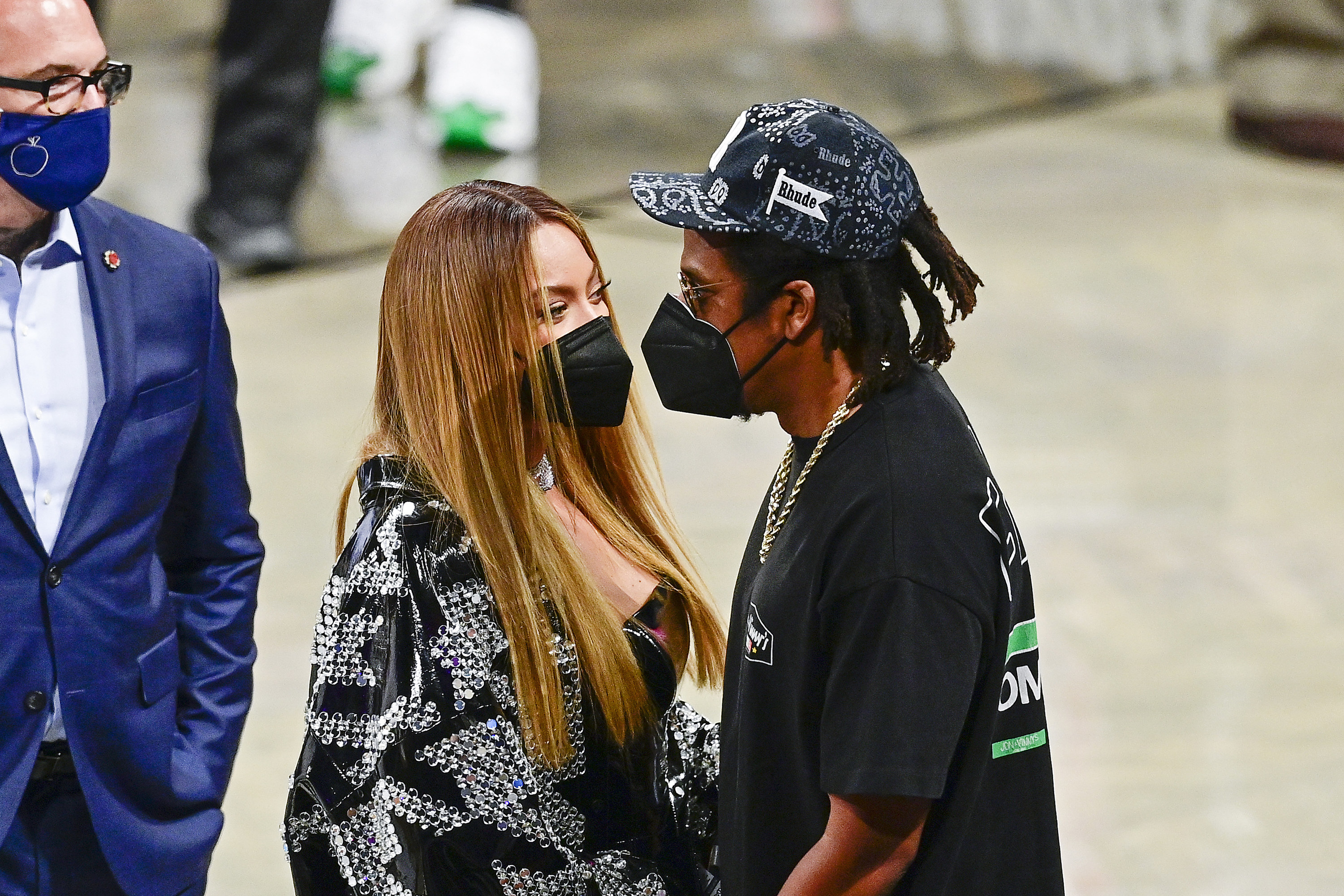 beyonce and jay looking into each other&#x27;s eyes