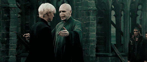 Draco e Voldemort se abraçando hesitando
