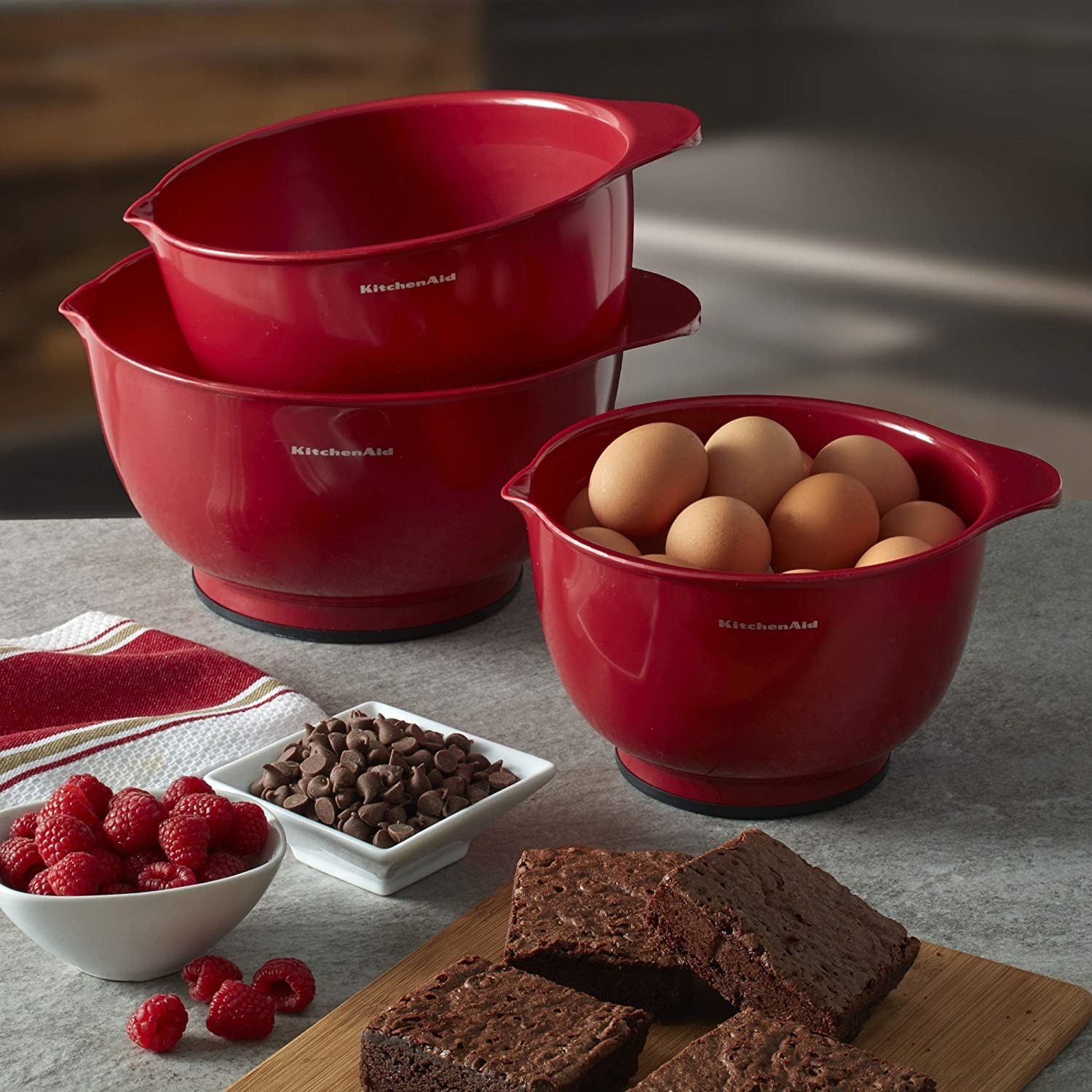 The red bowls in three different sizes