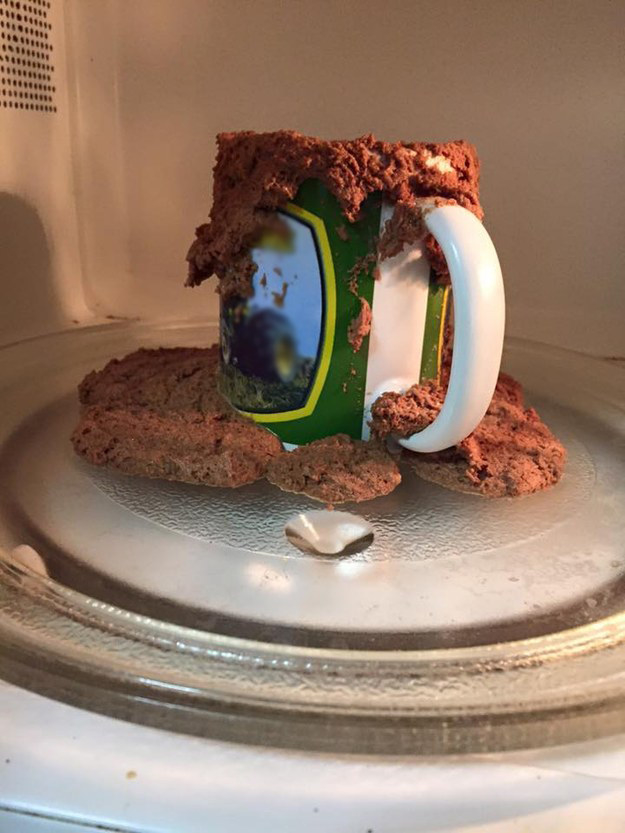一个在微波炉爆炸的巧克力杯子蛋糕