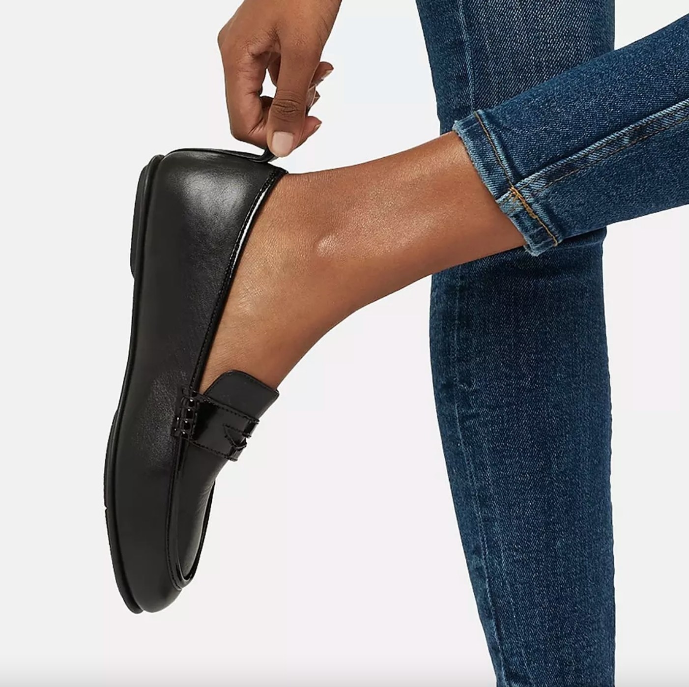 the pair of leather ballet flats in black