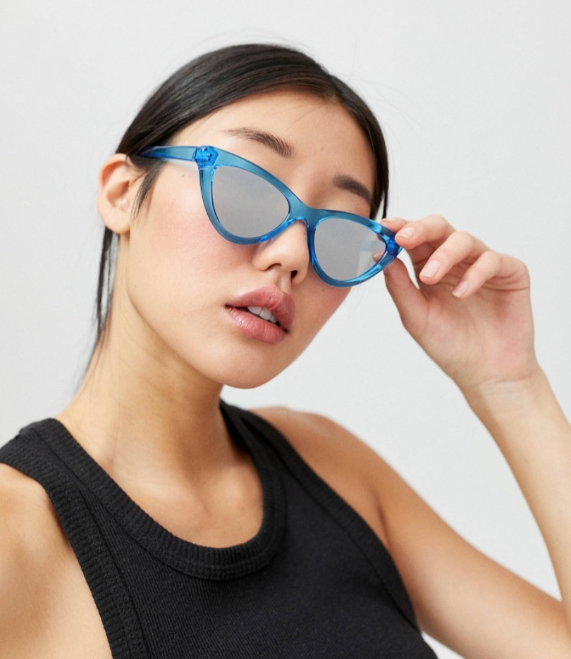 A model wearing the glasses in blue