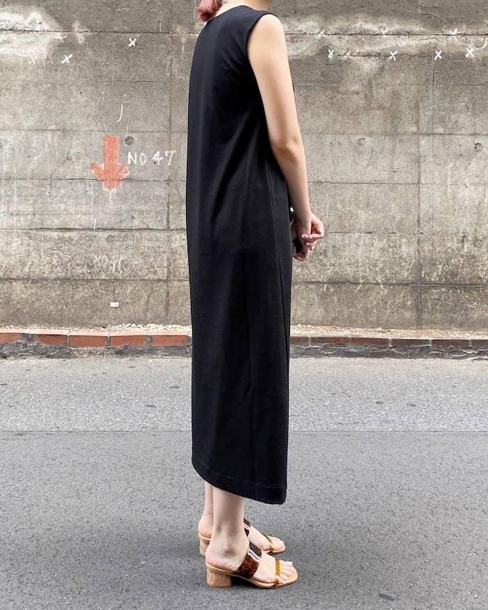 一枚で着られるから楽チン ユニクロの 新作ワンピース 美シルエットで高見えします