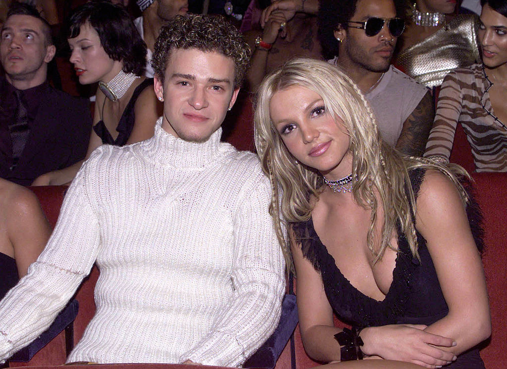 Justin and Britney seated next to one another during an awards show