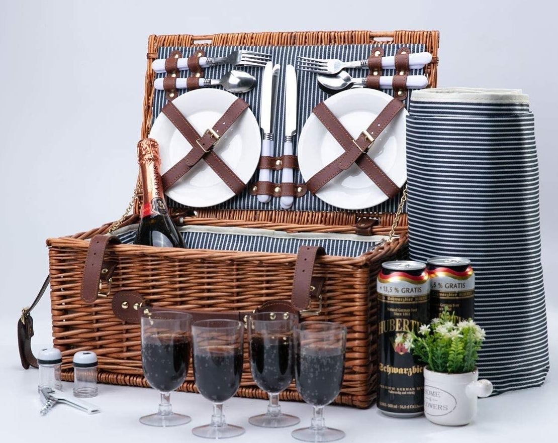 The contents of the picnic set