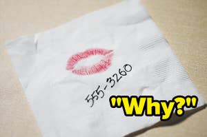 印有口红吻的鸡尾酒餐巾纸，用钢笔写着555-3260的号码，上面用大字写着“为什么”
