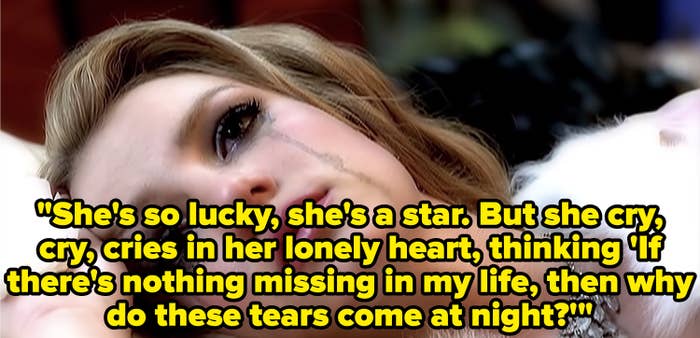 “小甜甜”布兰妮“Lucky"音乐视频,“她# x27;那么幸运,她# x27; s星型花,但她哭,哭,哭在她寂寞的心,想/如果还有# x27;年代没有丢失在我的生活/然后在night"为什么这些眼泪;