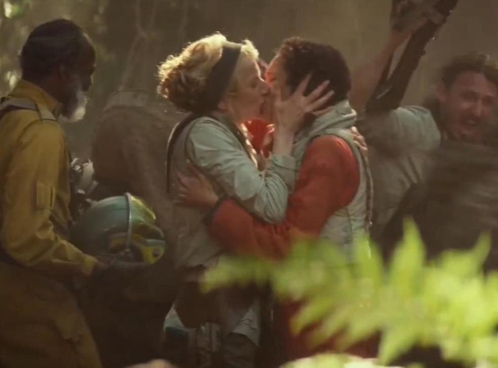 Two women share a passionate kiss in Star Wars: The Rise of Skywalker
