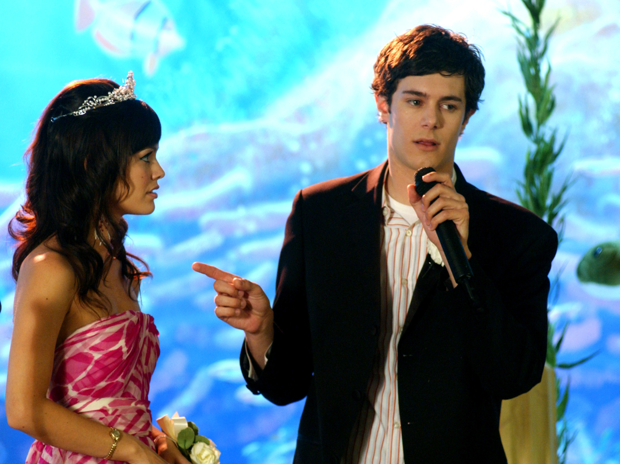 Brody points to Rachel Bilson while standing in front of a huge fish tank