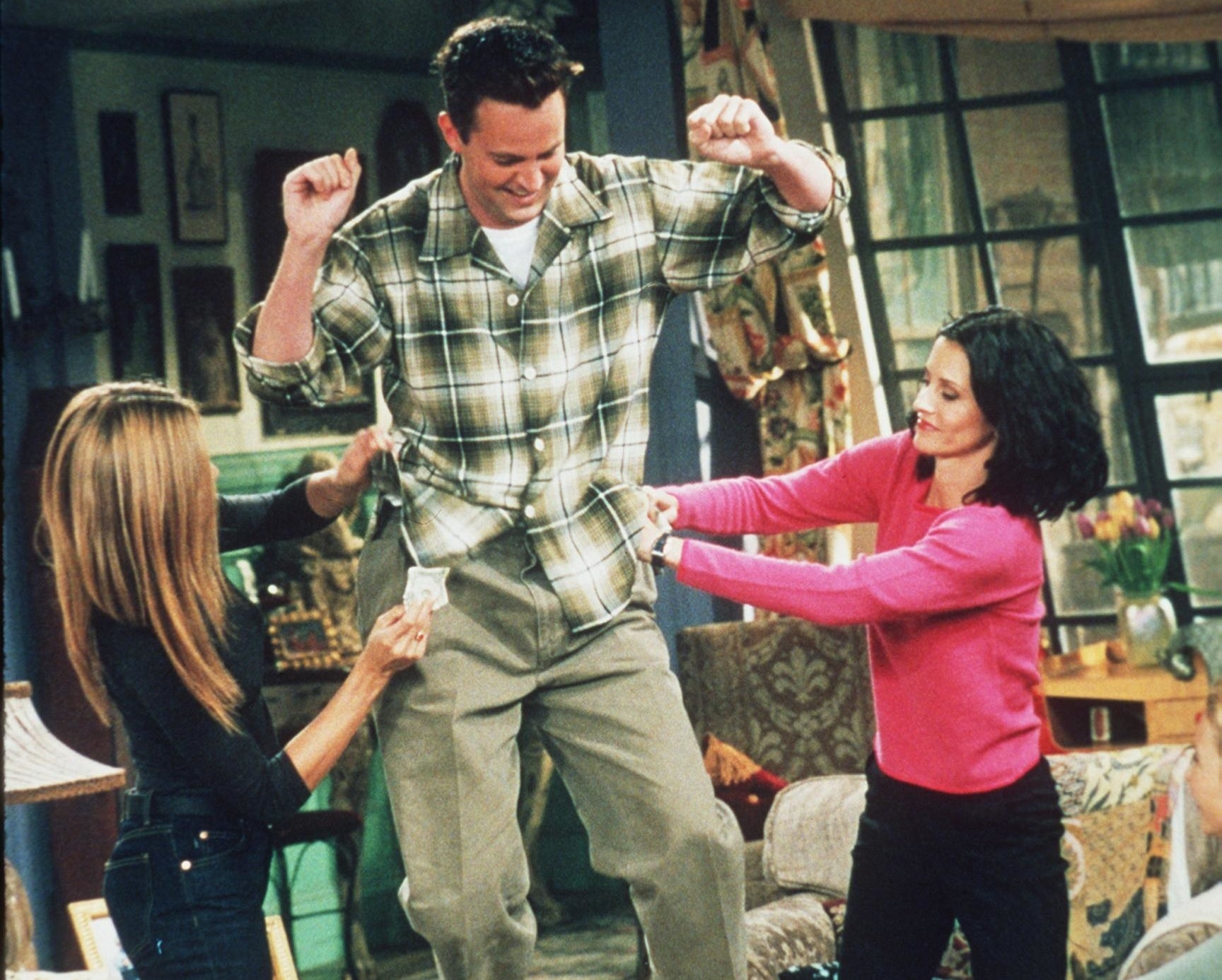 Jennifer and Courteney take money out of Matthew&#x27;s pockets during a funny Friends moment