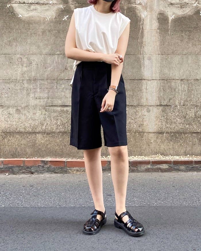 トレンドコーデが即完成 Guの 1990円バミューダパンツ 足をまっすぐ綺麗に見せてくれます