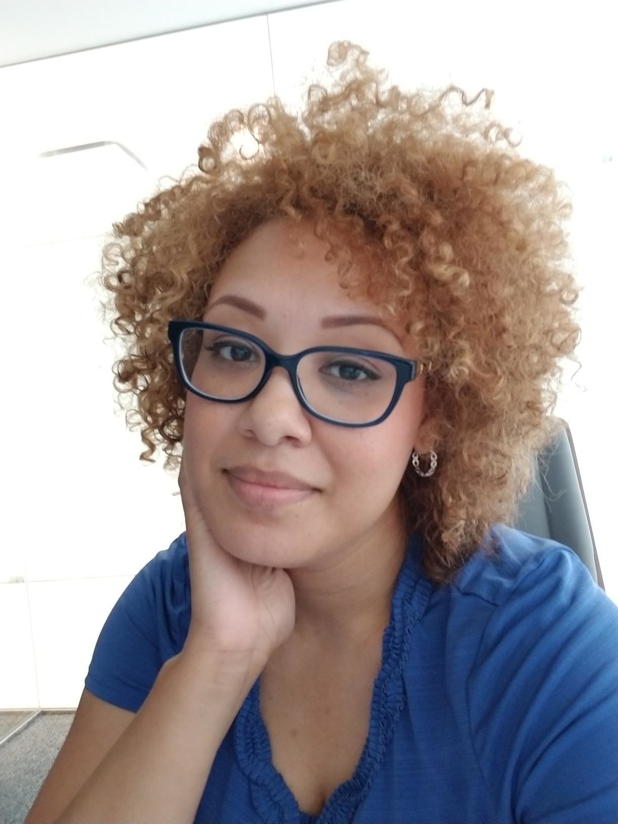 image of reviewer whose eyebrows have been filled in with the auburn brow wiz