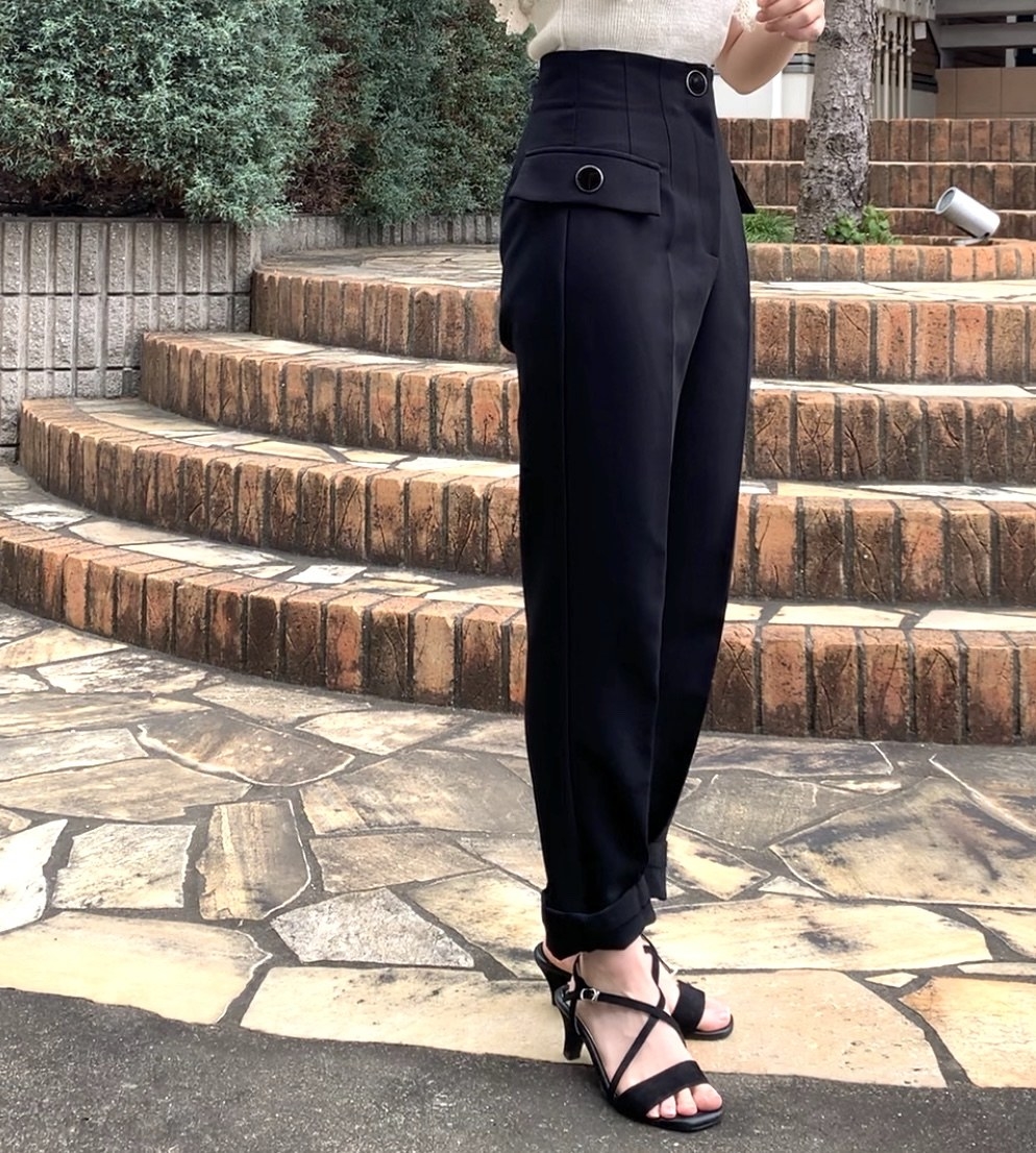 スッキリ見えの天才だわ…！ZARAの「美脚パンツ」脚長効果