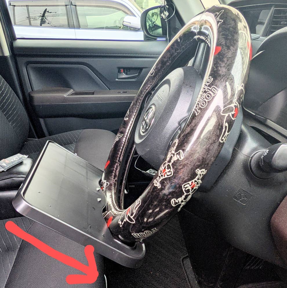 セリアさん 頭良すぎじゃない 車のハンドルを使った ミニテーブル ごはん食べるのに便利すぎるよ セリアさん 頭良すぎじゃない 車のハンドルを使った ミニテーブル ごはん食べるのに便利すぎるよ