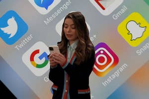 Carly using her phone in the new "iCarly"