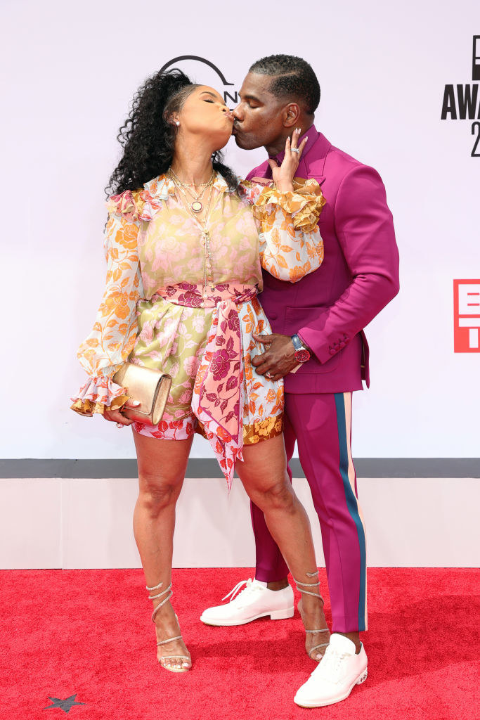 (L-R) Tammy Collins and Kirk Franklin kissing at the BET Awards 2021
