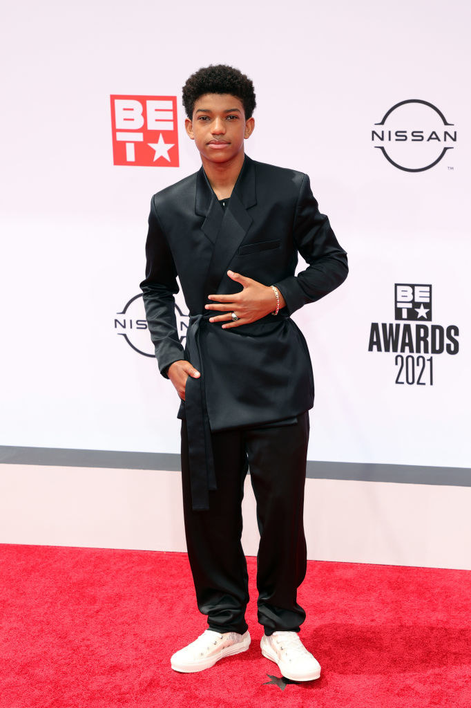 Lonnie Chavis attends the BET Awards 2021 in an a suit outfit