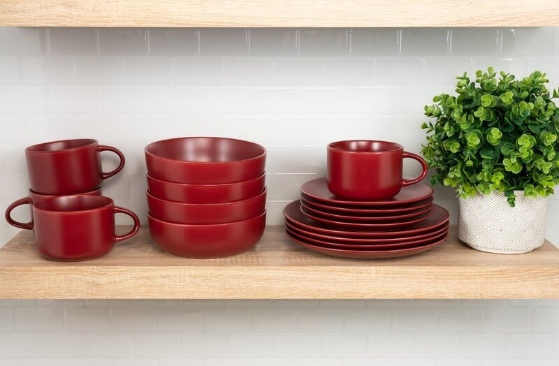 the full dinnerware set in red