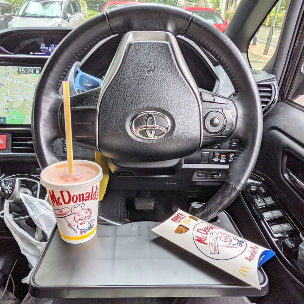セリアさん 頭良すぎじゃない 車のハンドルを使った ミニテーブル ごはん食べるのに便利すぎるよ セリアさん 頭良すぎじゃない 車のハンドルを使った ミニテーブル ごはん食べるのに便利すぎるよ