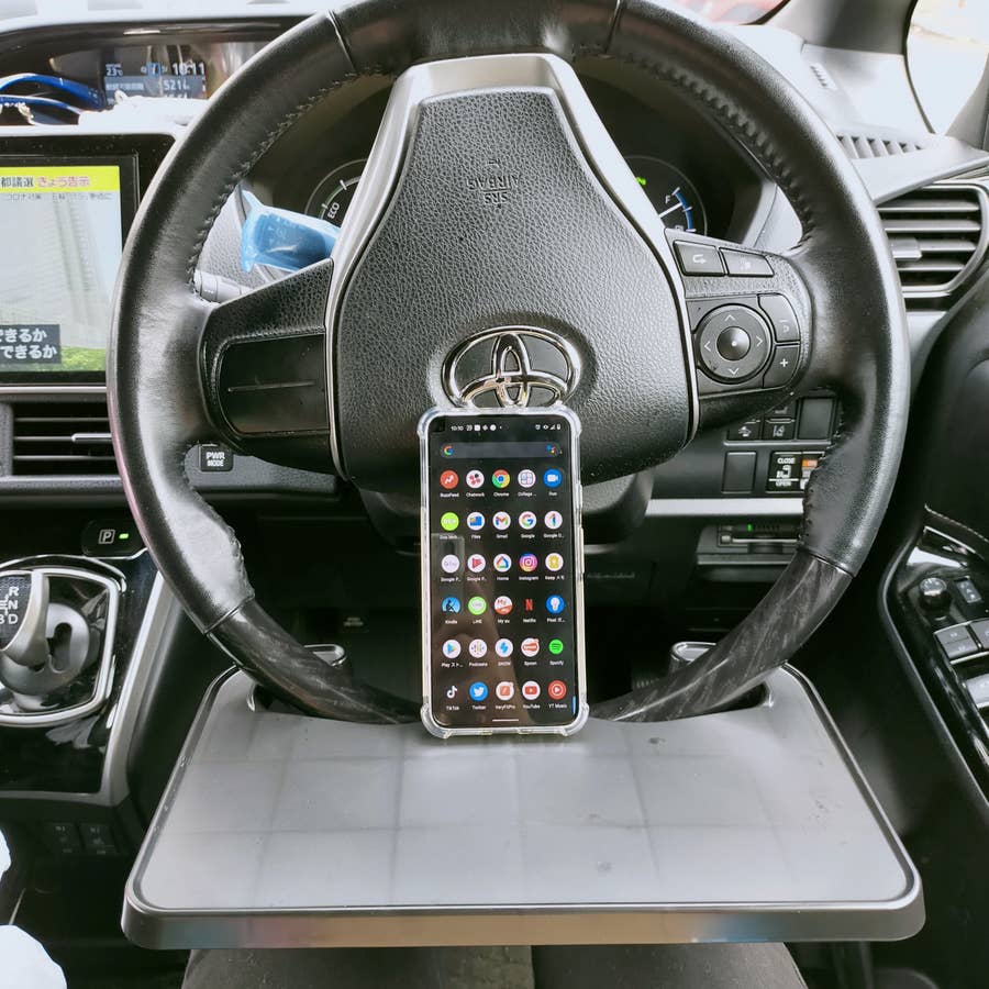 セリアさん 頭良すぎじゃない 車のハンドルを使った ミニテーブル ごはん食べるのに便利すぎるよ