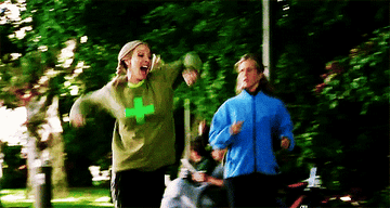Phoebe running and bypassing Rachel