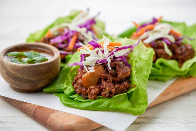 Lettuce cups with cabbage and sauce