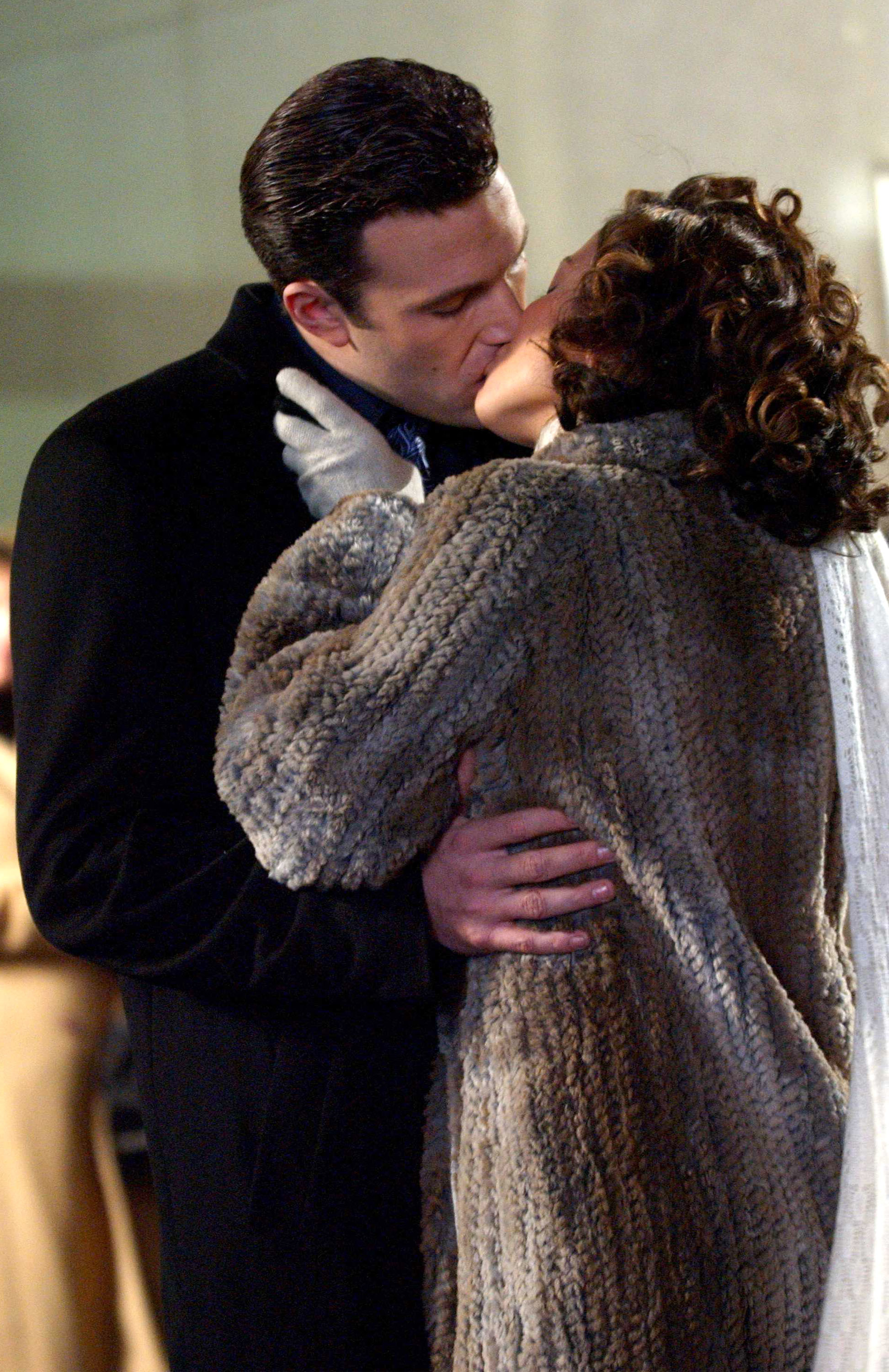 Ben Affleck and Jennifer Lopez kissing on the set of Jersey Girl