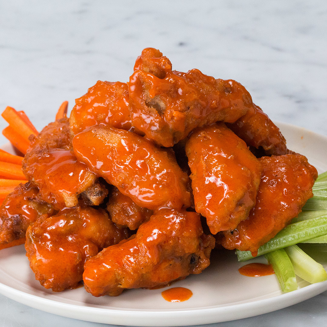 A plate of Buffalo wings with celery