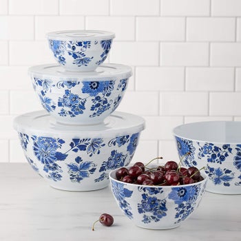Five bowls of different sizes, each with a lid 