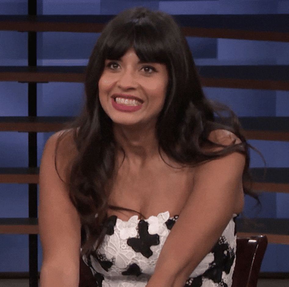 Jameela Jamil rindo