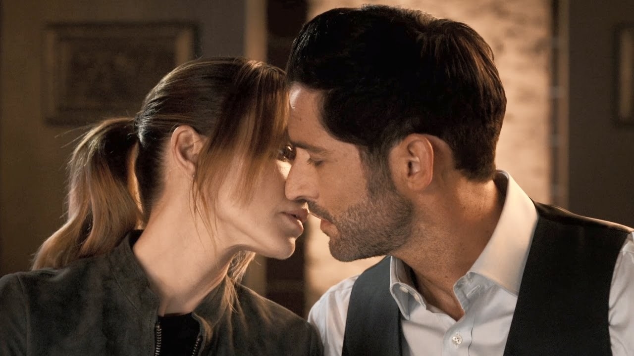 Lucifer and Chloe kiss in Season 5