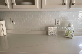 A reviewer showing the close up of the backsplash