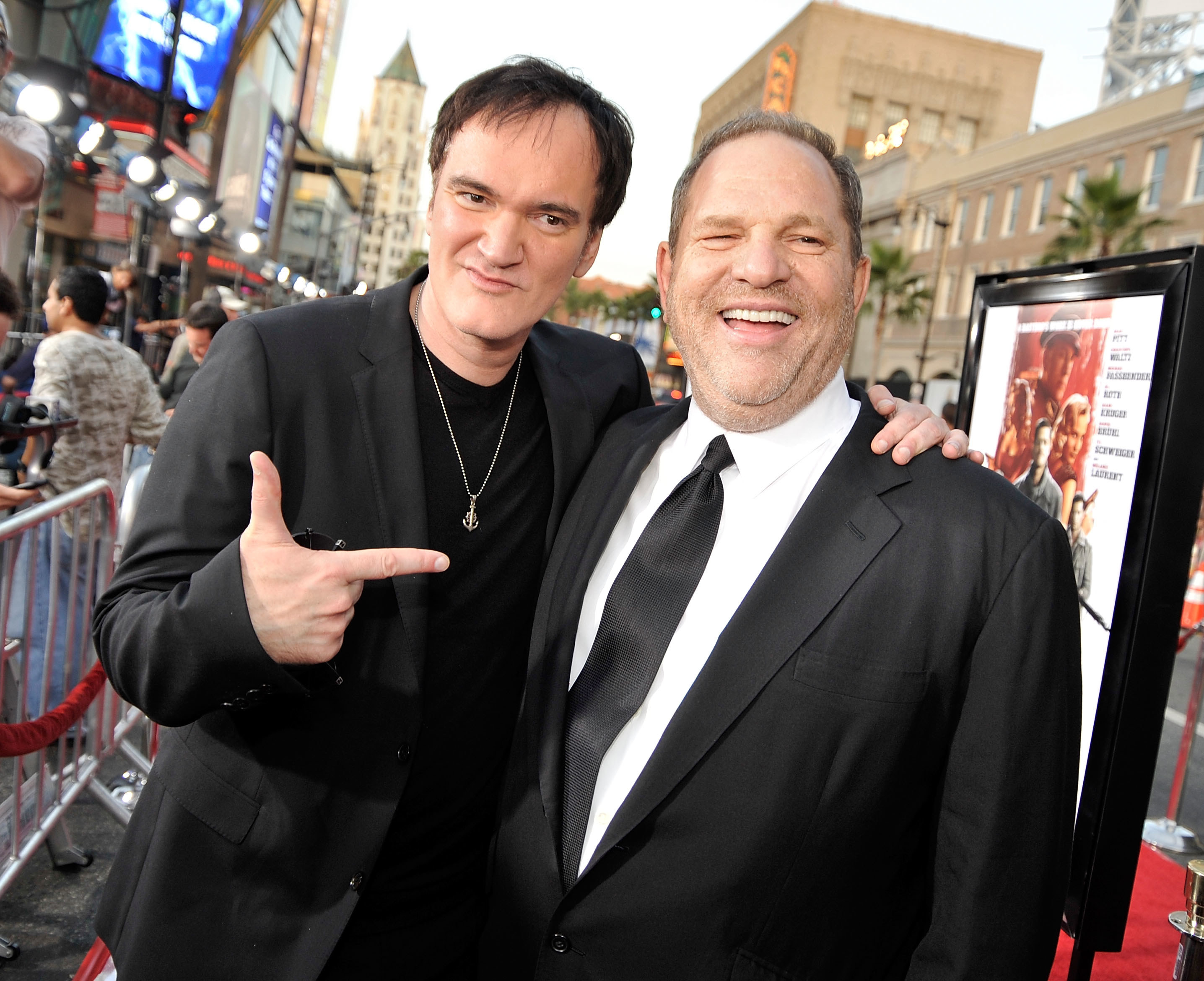 Tarantino points to Weinstein at a red carpet event in 2009