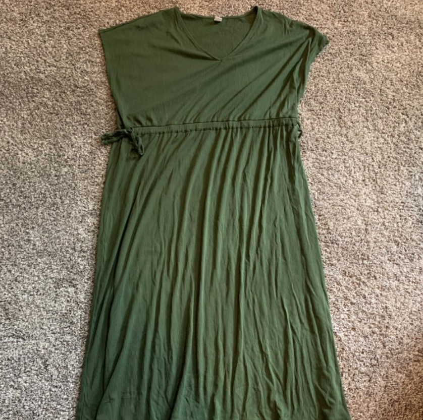 A short sleeve long green dress