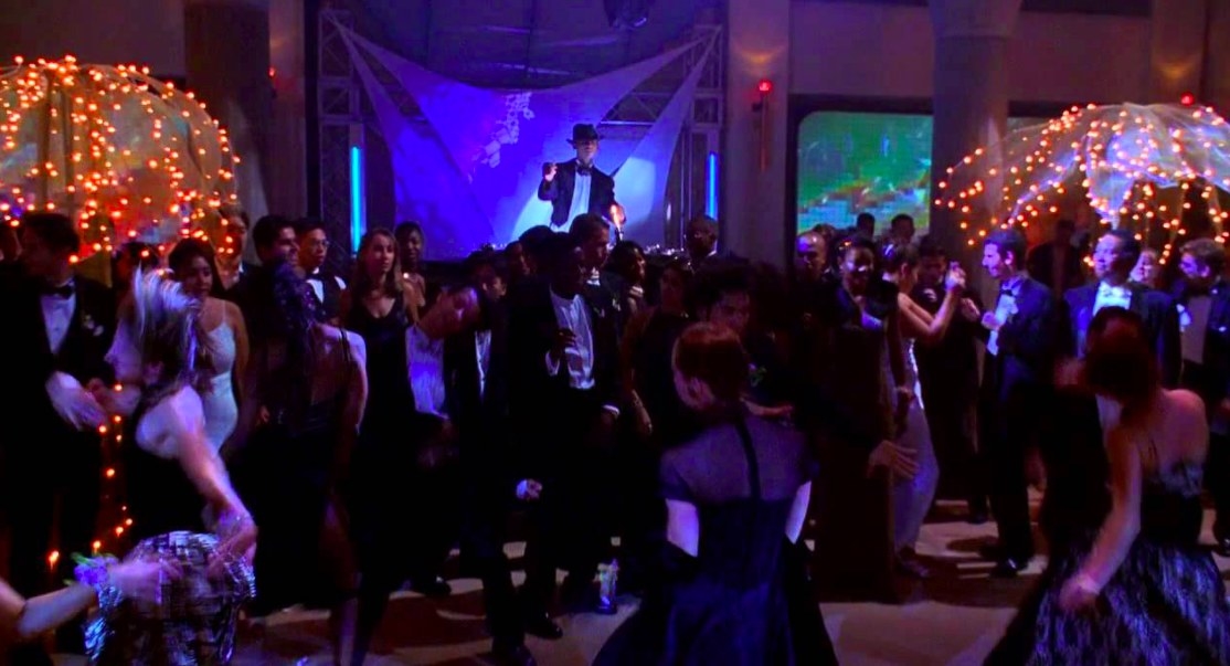 A crowd dances at prom in She&#x27;s All That